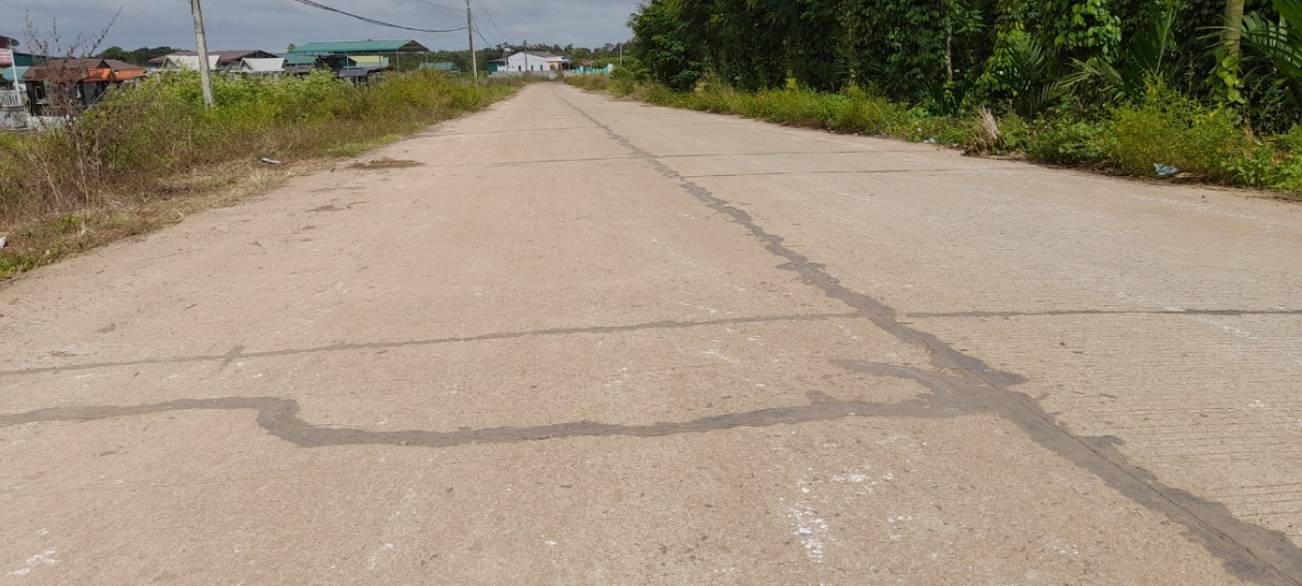 Xã Hòa Phú, TP Buôn Ma Thuột, Đắk Lắk: Đường bê tông 14 tỷ vừa làm xong đã nứt xé, bong mặt.