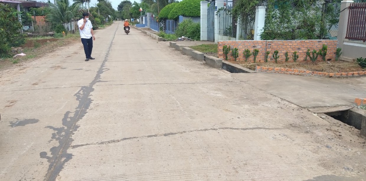 Xã Hòa Phú, TP Buôn Ma Thuột, Đắk Lắk: Đường bê tông 14 tỷ vừa làm xong đã nứt xé, bong mặt.