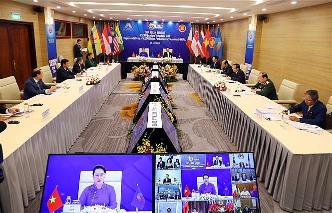 Chiều 26/6/2020, tại Hà Nội, Thủ tướng Nguyễn Xuân Phúc, Chủ tịch ASEAN 2020 và Chủ tịch Quốc hội Nguyễn Thị Kim Ngân, Chủ tịch Hội đồng Liên Nghị viện ASEAN (AIPA) lần thứ 41 chủ trì Đối thoại giữa các Nhà lãnh đạo ASEAN và AIPA dưới hình thức trực tuyến. Ảnh: TTXVN
