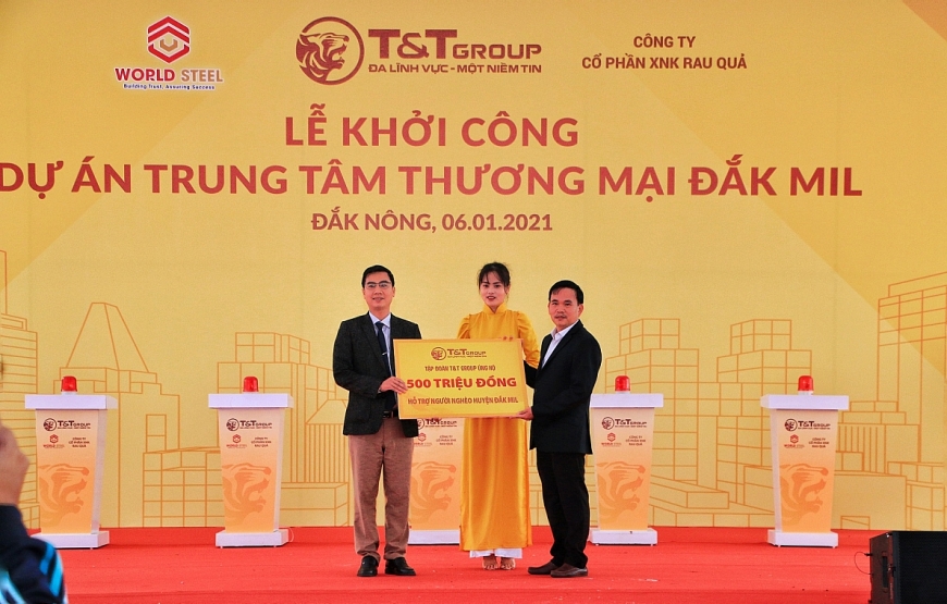 Đại diện Tập đoàn T&T Group trao ủng hộ Ủy ban MTTQ Việt Nam huyện Đắk Mil 500 triệu đồng để chăm lo đời sống cho người nghèo trên địa bàn