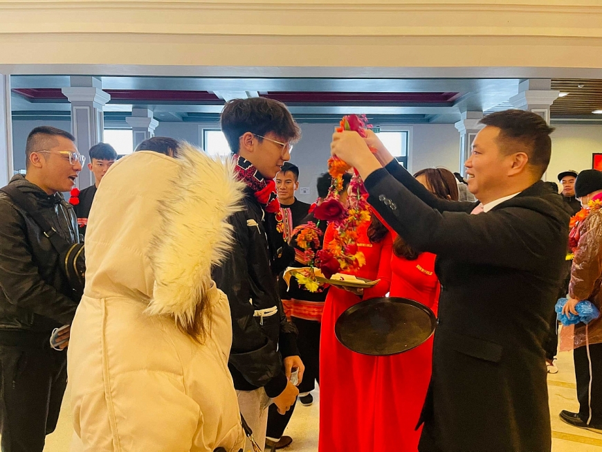 Ông Nguyễn Xuân Chiến, Giám đốc KDL Sun World Fansipan Legend đang tặng hoa cho những du khách đầu tiên lên đỉnh Fansipan năm 2021