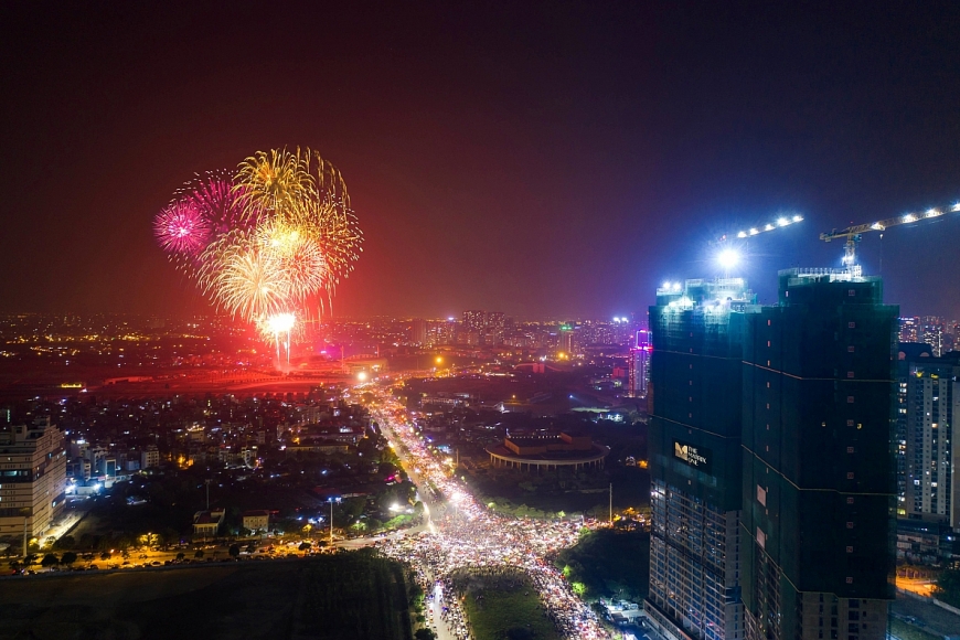 Một góc view pháo hoa ở sân vận động Mỹ Đình chụp flycam gần dự án The Matrix One (Ảnh. Hoàng Việt)