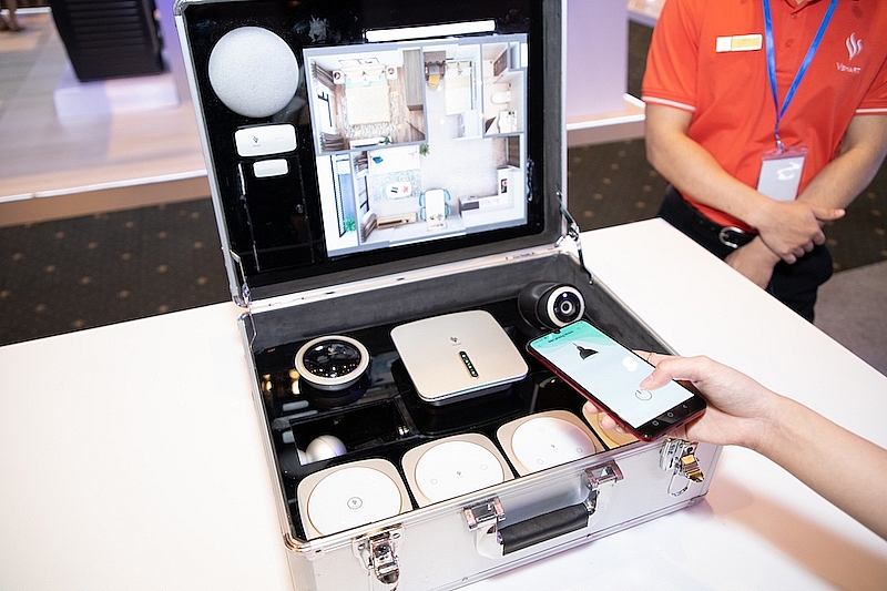 Hệ thống nhà thông minh do VinSmart phát triển gồm một bộ điều khiển trung tâm và các thiết bị kết nối gồm camera, cảm biến cửa, công tắc thông minh, chuông báo...