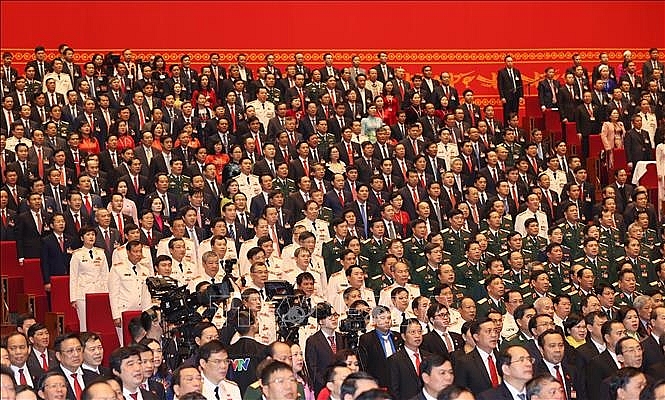 Các đại biểu thực hiện nghi thức chào cờ. Ảnh: TTXVN