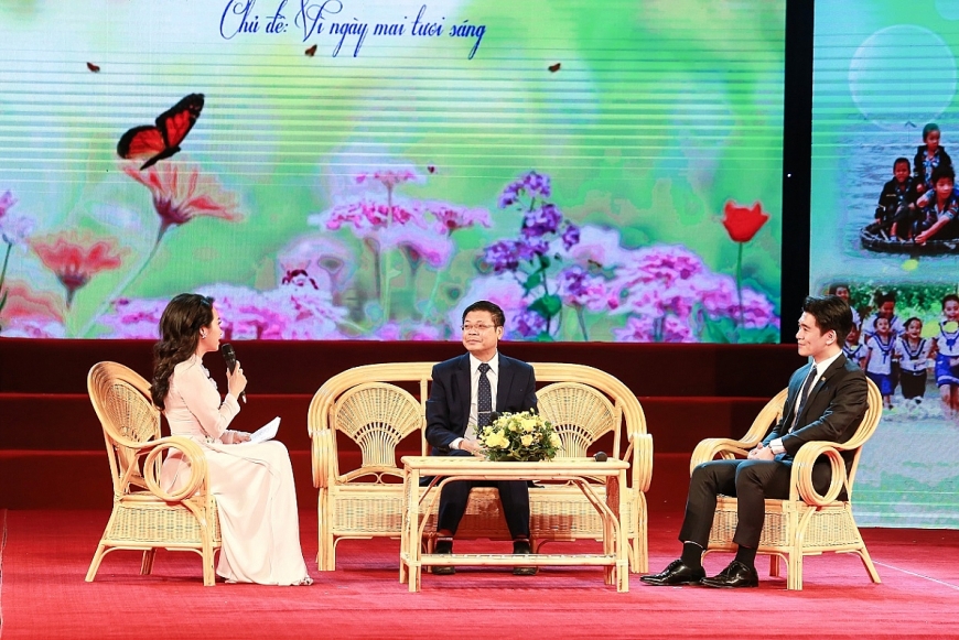 Tham dự tọa đàm giao lưu chương trình, PTGĐ Đỗ Quang Vinh (ngoài cùng bên phải) chia sẻ đối với SHB, đầu tư cho thế hệ trẻ chính là đầu tư tốt nhất cho tương lai, đất nước