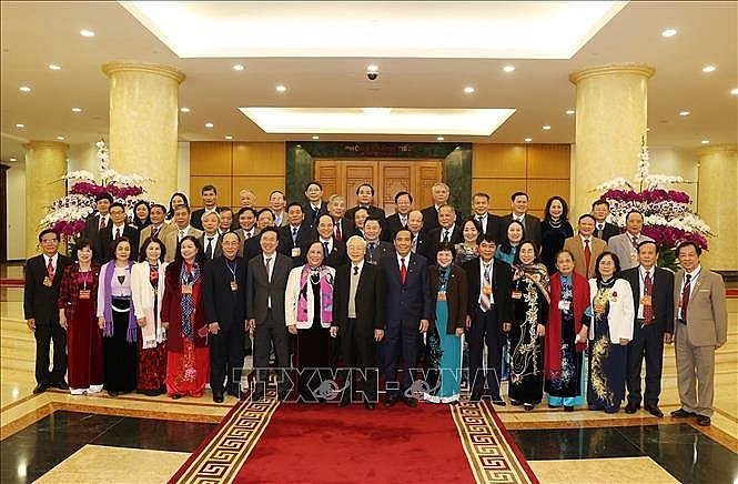 Tổng Bí thư Nguyễn Phú Trọng cun gf các đồng chí lãnh đạo Đảng, Nhà nước chụp ảnh chung với đại biểu Hội Người cao tuổi Việt Nam. Ảnh: Trí Dũng/TTXVN