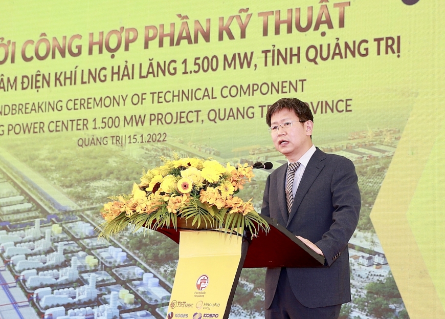 Ông Shin Byung Chul  - Phó Chủ Tịch cấp cao Công ty cổ phần năng lượng Hanwha thay mặt tổ hợp nhà đầu tư phát biểu
