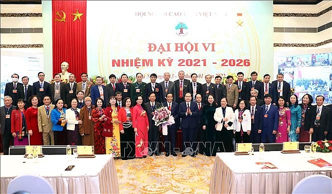 Phó Chủ tịch Thường trực Quốc hội Trần Thanh Mẫn tặng hoa chúc mừng Ban Chấp hành Hội người cao tuổi Việt Nam khóa VI ra mắt Đại hội. Ảnh: Phạm Kiên/TTXVN