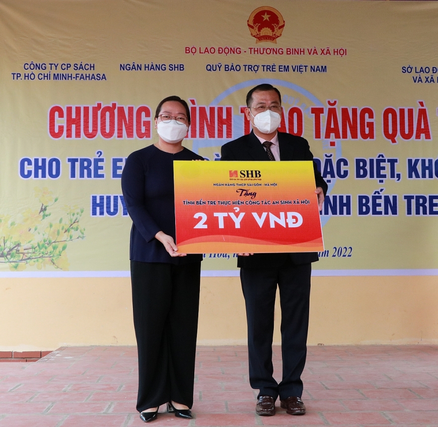 Bà Nguyễn Thị Hồng Nhung - Tỉnh Ủy viên, Chủ tịch Ủy ban MTTQ Việt Nam tỉnh Bến Tre tiếp nhận ủng hộ từ ông Thái Minh Tâm – Giám đốc SHB Chi nhánh Tiền Giang