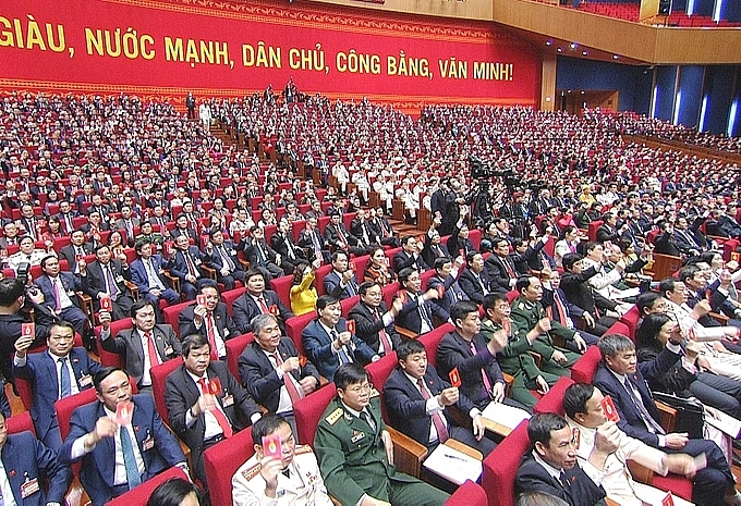 Các đại biểu biểu quyết thông qua Nghị quyết. 