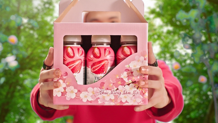 “Lộc đất trời” từ TH là các loại đồ uống chứa trọn những tinh túy của thiên nhiên… (Ảnh cắt từ MV “Trao lộc đất trời” của Tage)