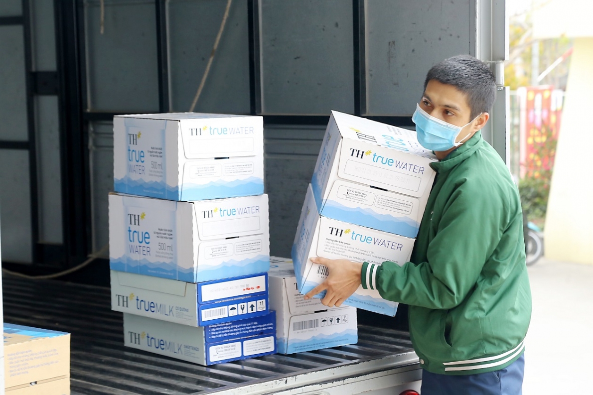 Tình nguyện tiếp tế quà tặng tới người cách ly xuyên đêm