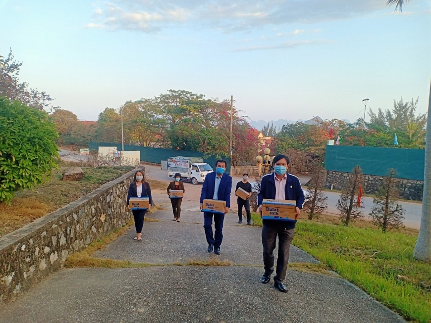 Tình nguyện tiếp tế quà tặng tới người cách ly xuyên đêm