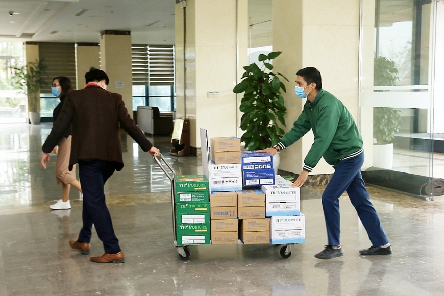 Tình nguyện tiếp tế quà tặng tới người cách ly xuyên đêm