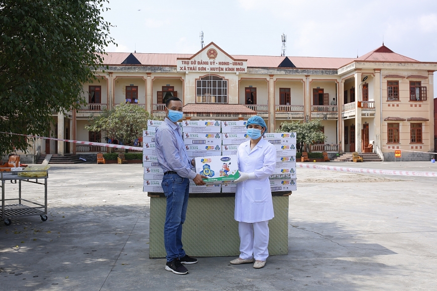 Gần 300 thùng sữa cũng đã được Vinamilk chuyển đến tận tay các em học sinh tại các điểm cách ly tập trung ngay tại “tâm dịch” Hải Dương trong ngày 05/02