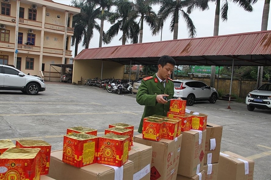 Lực lượng Công an thu giữ nhiều pháo nổ các loại có nguồn gốc từ nước ngoài. Ảnh: CACC. Lực lượng Công an thu giữ nhiều pháo nổ các loại có nguồn gốc từ nước ngoài. Ảnh: CACC.