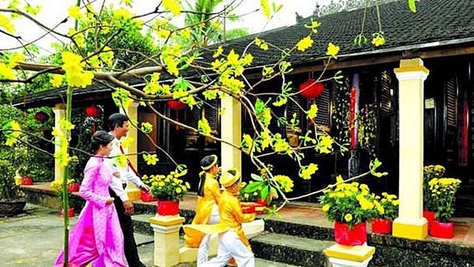 Chọn tuổi xông nhà, xông đất hợp mệnh gia chủ đầu xuân năm Tân Sửu 2021 mang lại may mắn, tài lộc. Ảnh: IT.