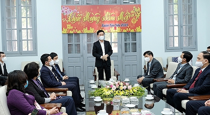 Đồng chí Võ Văn Thưởng biểu dương tinh thần làm việc không mệt mỏi của đội ngũ cán bộ, bác sĩ, chuyên gia của Viện Vệ sinh Dịch tễ Trung ương. Ảnh: T.Minh.