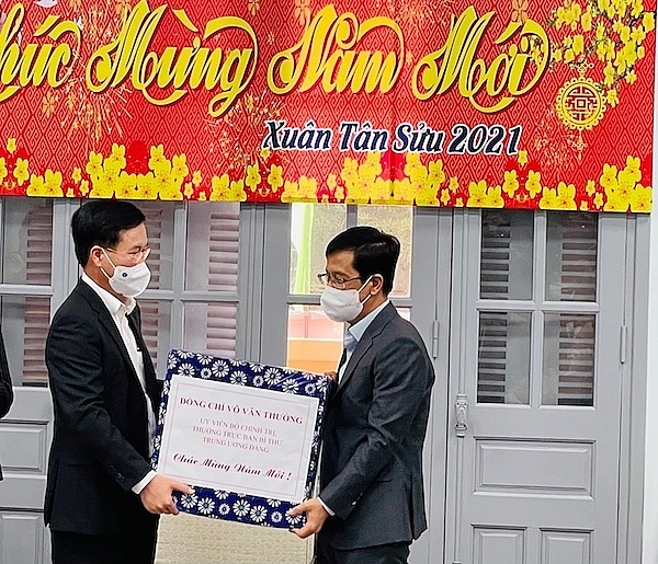  Đồng chí Võ Văn Thưởng tặng quà cho cán bộ, bác sĩ Viện Vệ sinh dịch tễ Trung ương. Ảnh: TH.