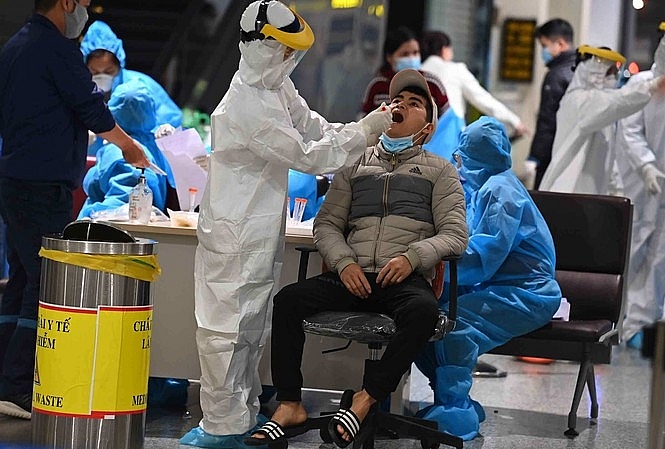 Lấy mẫu xét nghiệm COVID-19 toàn bộ 10.000 nhân viên sân bay Nội Bài