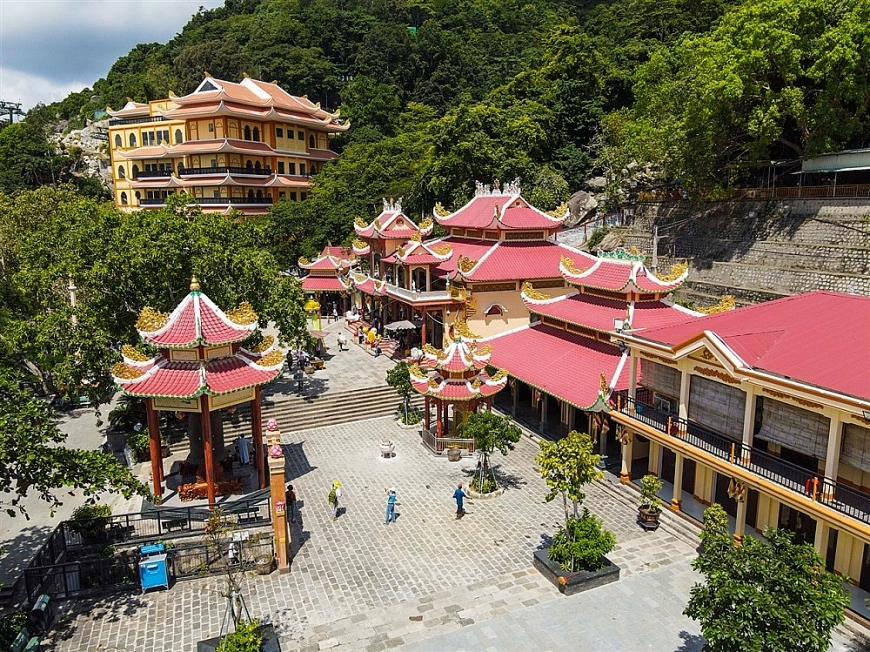 Cùng với Chùa Bà, nơi thờ vị Linh Sơn Thánh Mẫu đã trở thành huyền tích hàng trăm năm, núi Bà Đen là điểm đến tâm linh linh thiêng và có nhiều người tìm đến nhất, không chỉ riêng ở Tây Ninh mà còn nổi tiếng khắp Nam Bộ. Những năm trước, khi không gặp trở ngại vì Covid-19, rất đông du khách phía Bắc và du khách từ nước ngoài cũng đến Núi Bà Đen vào dịp Tết Nguyên Đán để cầu an, cầu may.