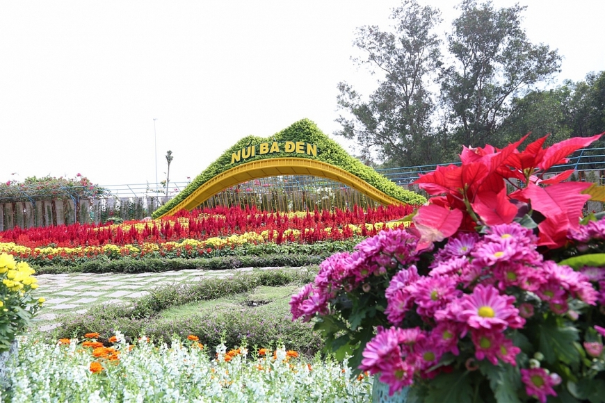 Núi Bà Đen (Tây Ninh) là điểm đến tâm linh nổi tiếng bậc nhất Đông Nam Bộ. Nơi đây được bao phủ bởi mây trắng quanh năm, là điểm đến không thể thiếu của người dân Tây Ninh và Phật tử ba miền mỗi dịp Tết đến, xuân về. 