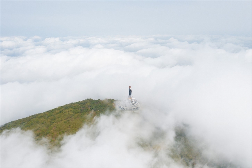 Đầu xuân mới, cùng người thân yêu du xuân trên miền mây trắng, đứng giữa bạt ngàn sắc hương, dưới chân tượng Phật Bà chắp tay nguyện cầu một năm mới sức khỏe, bình an, đong đầy yêu thương và khám phá một ngày thật thú vị tại Núi Bà, còn gì có thể tuyệt hơn?