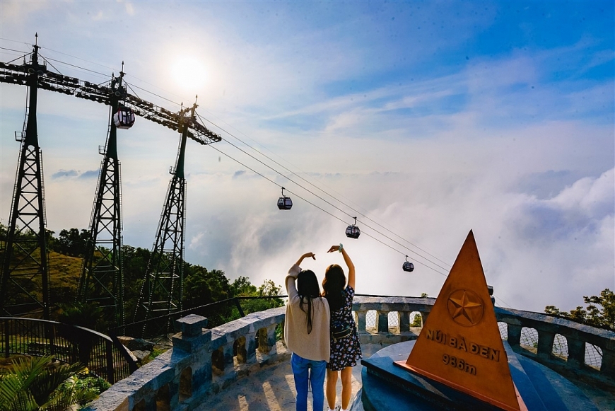 Những ngày này, hệ thống cáp treo Sun World BaDen Mountain cũng hoạt động hết công suất để đáp ứng nhu cầu vãn cảnh, cầu an đầu xuân của người dân và du khách. Theo đó, tuyến cáp Chùa Bà hoạt động 24/24, tuyến cáp Vân Sơn lên đỉnh núi hoạt động từ 5h-23h. Giá vé khứ hồi cho người lớn và trẻ từ 1,4m là 250.000 đồng/vé, giá vé cho trẻ em từ 1-1,4m là 150.000 đồng/vé, miễn phí cho trẻ dưới 1m.
