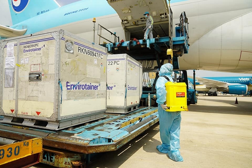 Hơn 117.000 liều vắc xin phòng COVID-19 đầu tiên về đến Việt Nam