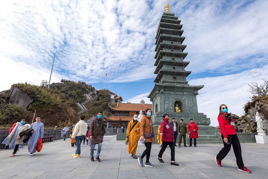 Đầu năm: Phật tử và du khách hoan hỉ tìm về Fansipan bái Phật, cầu an