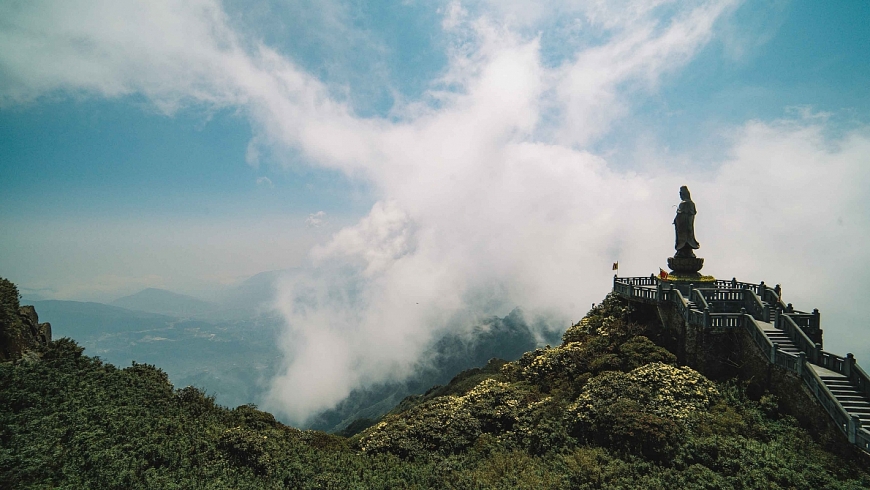 Đầu năm: Phật tử và du khách hoan hỉ tìm về Fansipan bái Phật, cầu an
