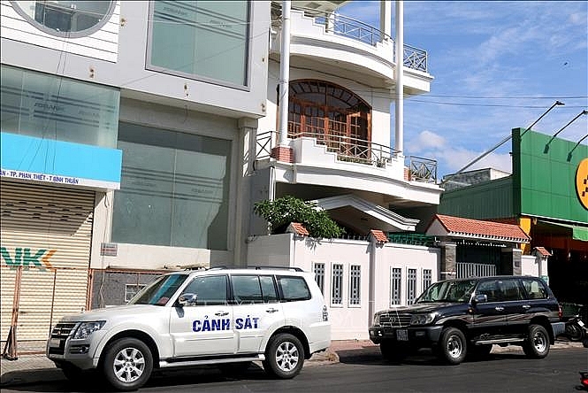 Lực lượng chức năng tiến hành khám xét nhà riêng của Ông Lương Văn Hải (sinh năm 1960), nguyên Phó Chủ tịch UBND tỉnh Bình Thuận.