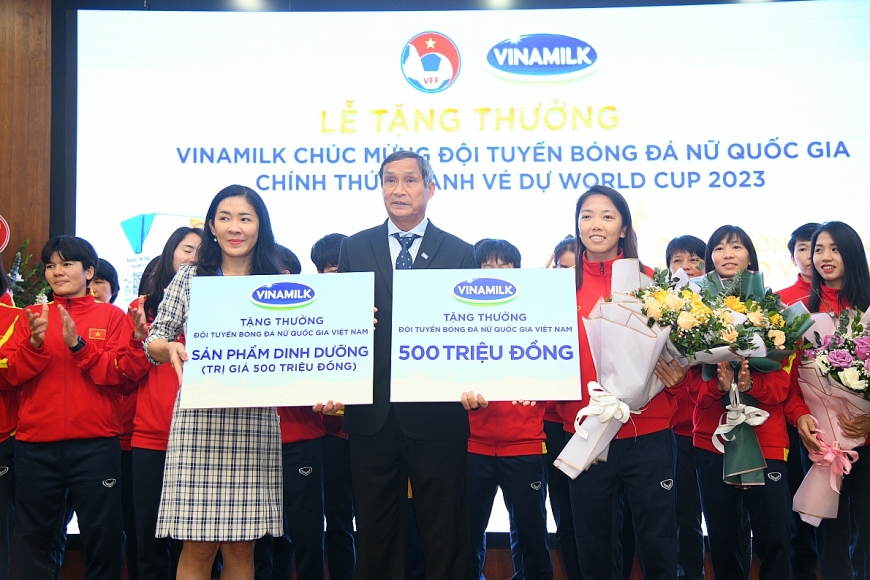 Đại diện Vinamilk trao thưởng cho đội tuyển bóng đã nữ quốc gia khi lọt vào World cup 2023 