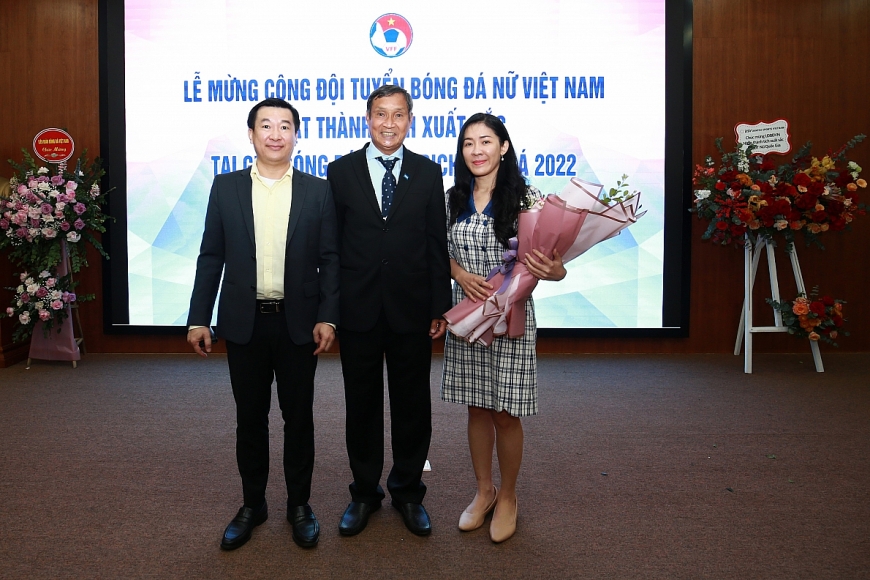 Đại diện Vinamilk chúc mừng và tặng hoa cho các “cô gái kim cương” cùng Ban huấn luyện đội tuyển đã lâp công cho bóng đá Việt Nam những ngày đầu xuân