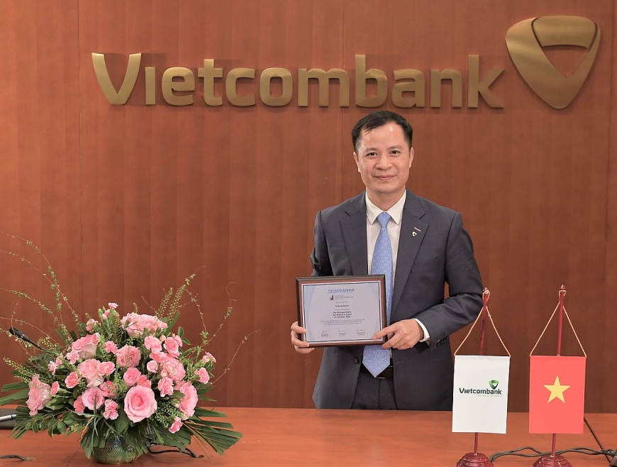 Đại diện Vietcombank – ông Lê Hoàng Tùng – Kế toán trưởng nhận danh hiệu “Ngân hàng mạnh nhất dựa trên Bảng tổng kết tài sản”