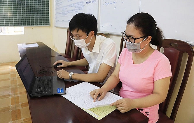 Hướng dẫn phụ huynh học sinh nộp hồ sơ trực tuyến năm học 2020-2021 tại Trường Trung học cơ sở Quảng An (quận Tây Hồ). Ảnh: Nguyễn Quang