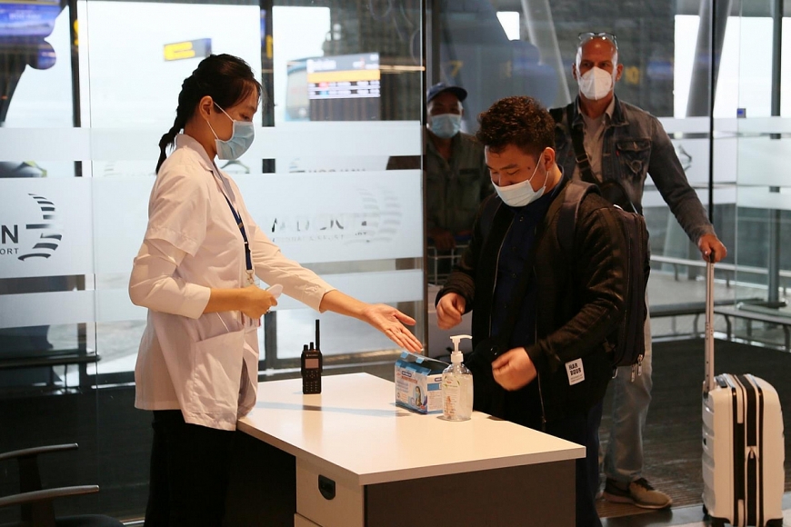 Hành khách đi được hướng dẫn khai báo y tế và đo thân nhiệt ngay từ cửa vào nhà ga 