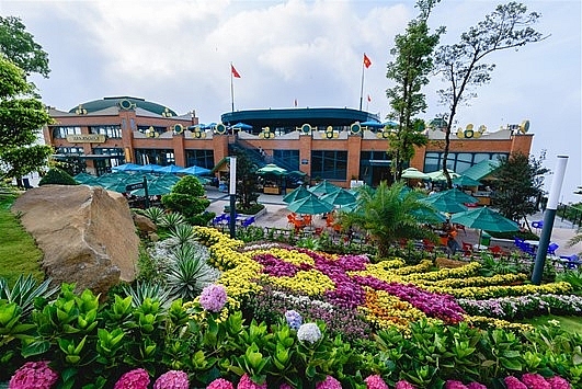 Không chỉ cuốn hút du khách bởi cảnh sắc thiên thiên rực rỡ với những thảm hoa muôn sắc ngợp ngời và hành trình tâm linh đầy ý nghĩa, KDL Sun World BaDen Mountain trên đỉnh núi Bà Đen năm nay còn đem đến những trải nghiệm ẩm thực độc đáo cho du khách ở độ cao 986m.