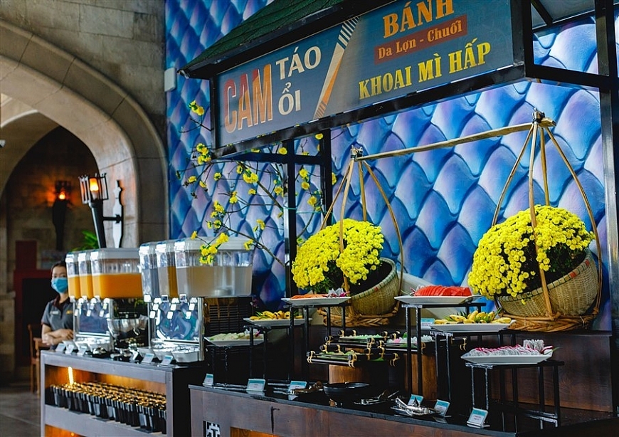 Nếu muốn dành nhiều thời gian cho trải nghiệm ẩm thực giữa mây trắng bềnh bồng, nhà hàng buffet Vân Sơn trên đỉnh núi là lựa chọn hoàn hảo. Nhà hàng phục vụ hơn 80 món ăn nổi tiếng các vùng miền với sức chứa lên tới 650 người, mở cửa phục vụ khách từ 10h30-15h mỗi ngày.