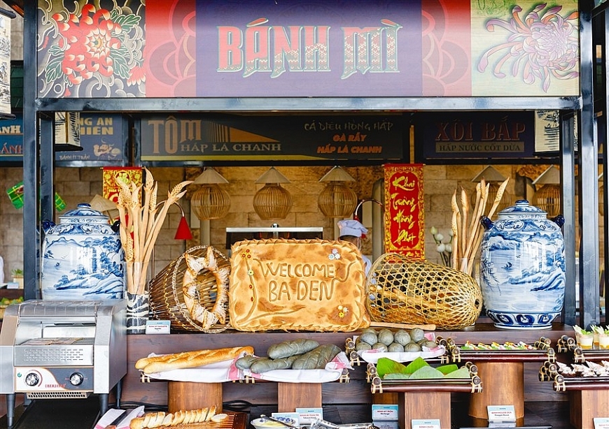 Đặc biệt, nhà hàng chế biến riêng hàng chục món thuần chay hấp dẫn, từ salad, bánh mỳ, chè, trái cây đến món ăn chính và những điểm bán cơm chay, hủ tiếu, bánh canh chay để phục vụ cho Phật tử và du khách ăn chay. 