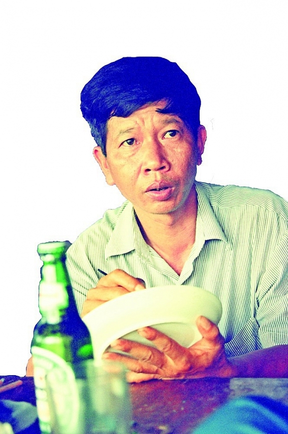 Không chỉ viết văn, Nguyễn Huy Thiệp còn vẽ chân dung và viết thơ trên gốm. Ảnh: Nguyễn Đình Toán