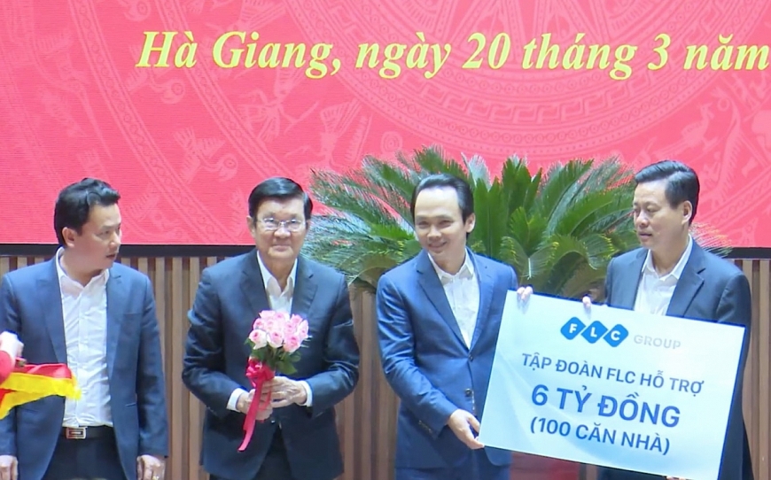Ông Trịnh Văn Quyết, Chủ tịch HĐQT Tập đoàn FLC trao tặng 6 tỷ đồng trong khuôn khổ sự kiện 