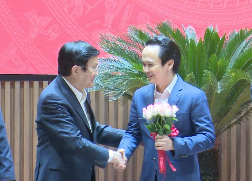 Ảnh 3: Nguyên Chủ tịch nước Trương Tấn Sang và ông Trịnh Văn Quyết tại Lễ phát động 
