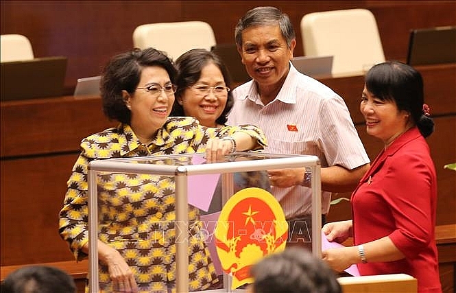 Các đại biểu bỏ phiếu miễn nhiệm một số Phó Chủ tịch Quốc hội. Ảnh: Dương Giang/TTXVN