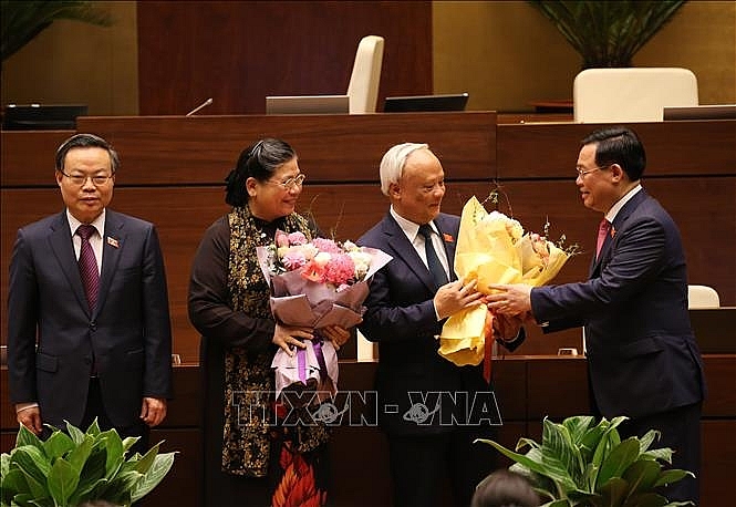 Chủ tịch Quốc hội Vương Đình Huệ tặng hoa các đồng chí không giữ chức Phó Chủ tịch Quốc hội khóa XIV. Ảnh: Dương Giang/TTXVN