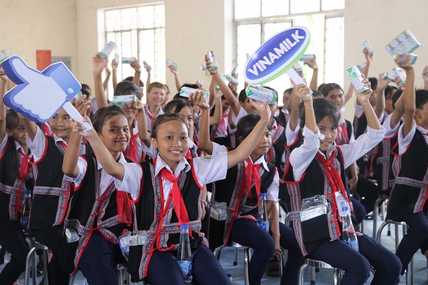Niềm vui của các em nhỏ khi nhận sữa từ chương trình Quỹ sữa Vươn Cao Việt Nam và Vinamilk