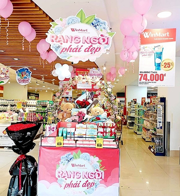 Sau khi mua sắm, khách hàng có thể sử dụng dịch vụ gói quà của WinMart với nhiều mẫu hộp hiện đại và sang trọng