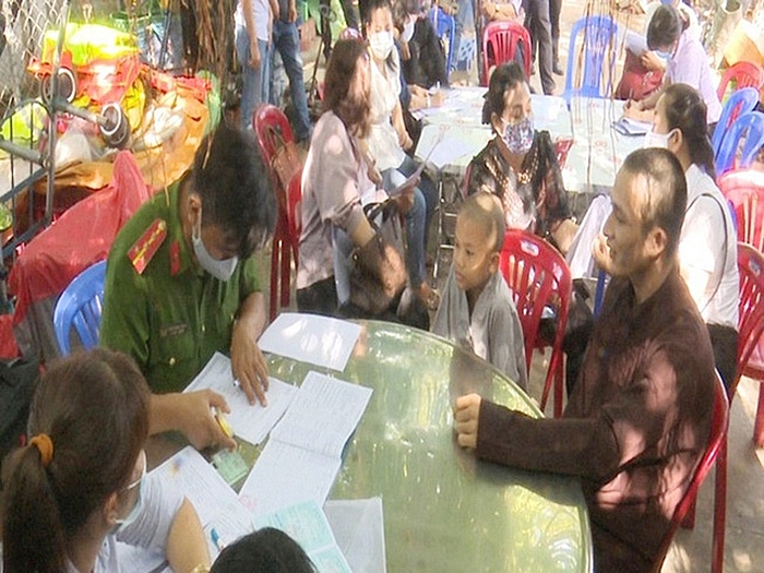  Công an huyện Đức Hòa làm việc với các đối tượng liên quan vụ án.