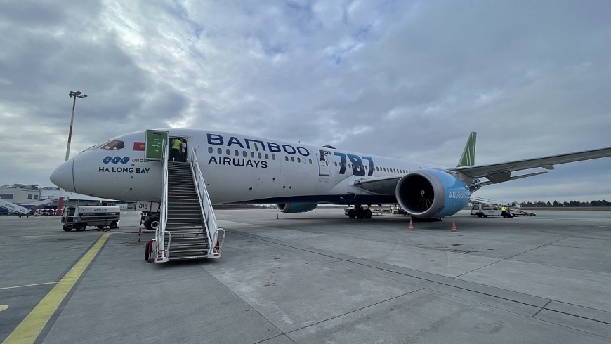 Tàu bay Boeing 787-9 Dreamliner của Bamboo Airways chờ đón kiều bào tại sân bay Warsaw (Ba Lan)