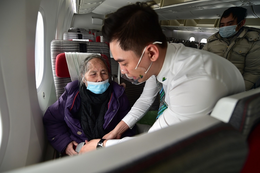 Tiếp viên Bamboo Airways hỗ trợ người cao tuổi trên chuyến bay